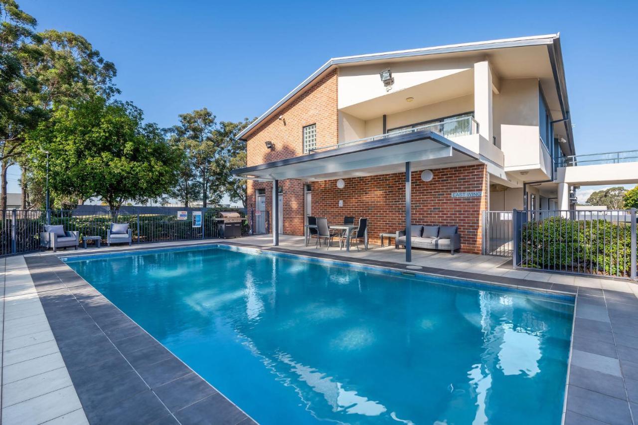 Hawkesbury Race Club Motel Windsor Bagian luar foto A swimming pool in Australia