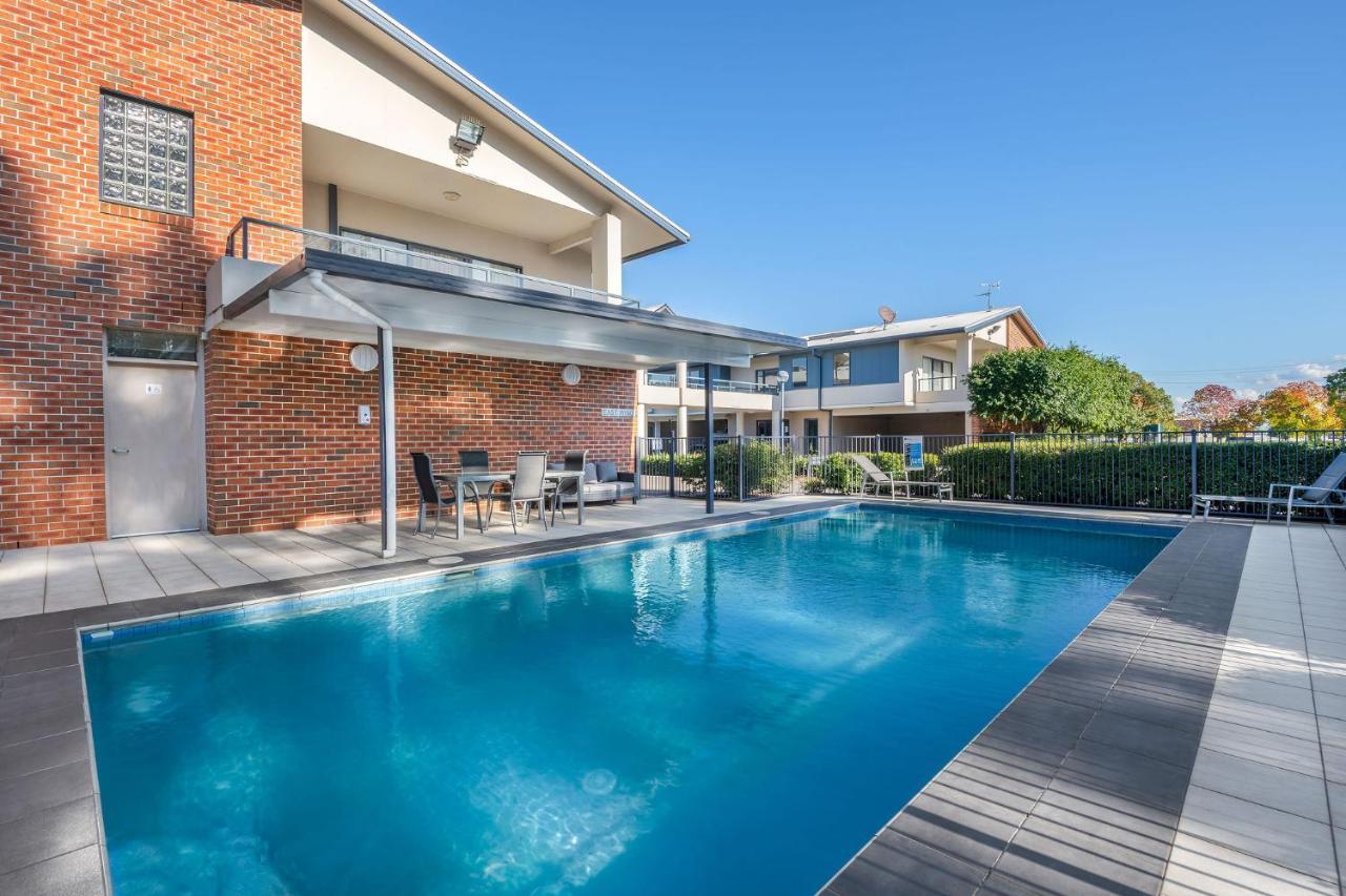 Hawkesbury Race Club Motel Windsor Bagian luar foto A pool in a residential area