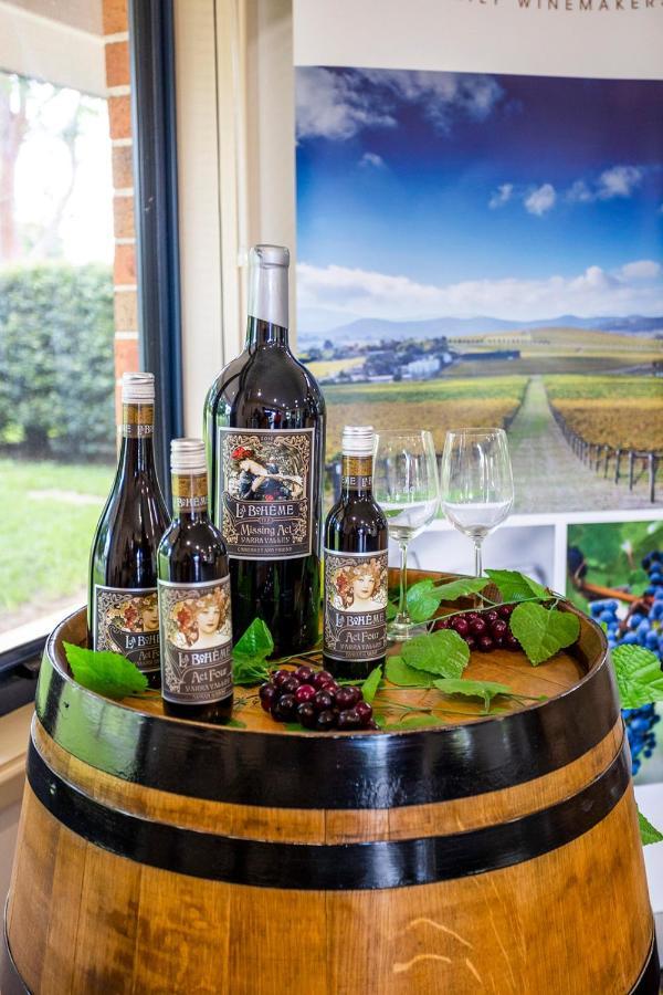 Hawkesbury Race Club Motel Windsor Bagian luar foto A bottle of German wine