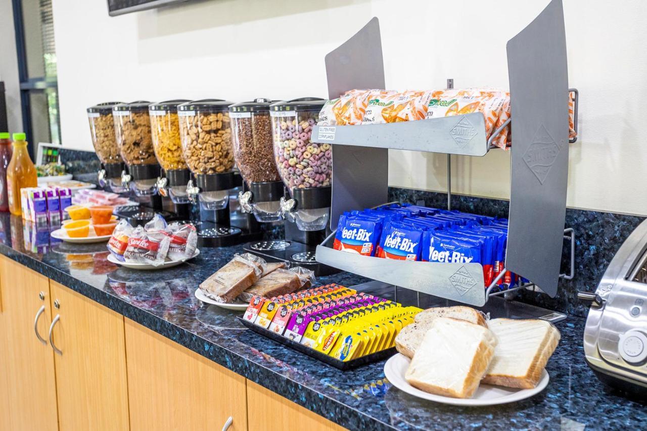 Hawkesbury Race Club Motel Windsor Bagian luar foto A cereal bar at a hotel