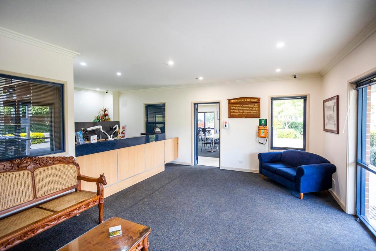 Hawkesbury Race Club Motel Windsor Bagian luar foto Reception