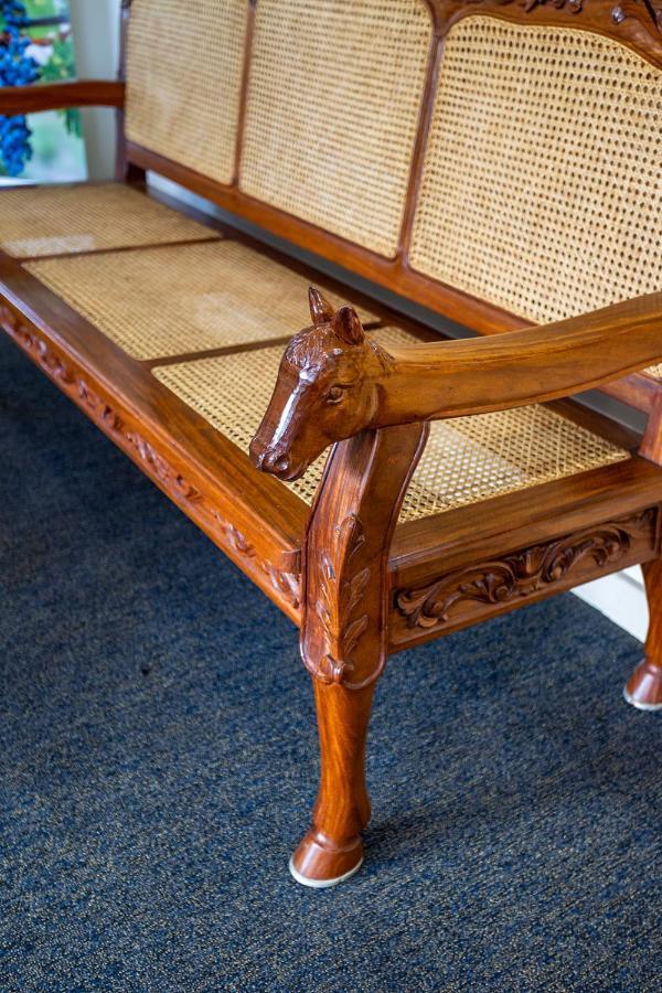 Hawkesbury Race Club Motel Windsor Bagian luar foto Detail of a horse head on a settee