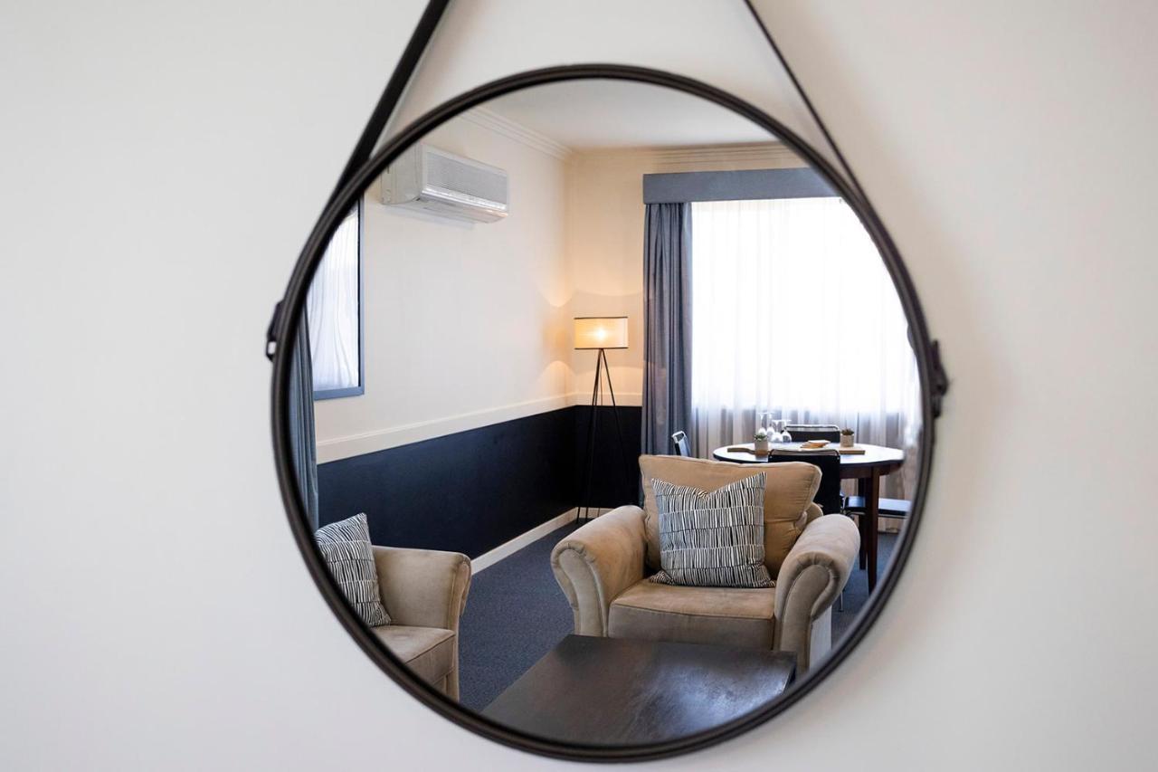 Hawkesbury Race Club Motel Windsor Bagian luar foto A convex mirror