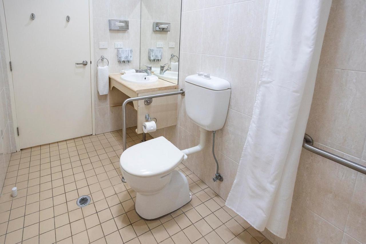 Hawkesbury Race Club Motel Windsor Bagian luar foto Bathroom in a hotel