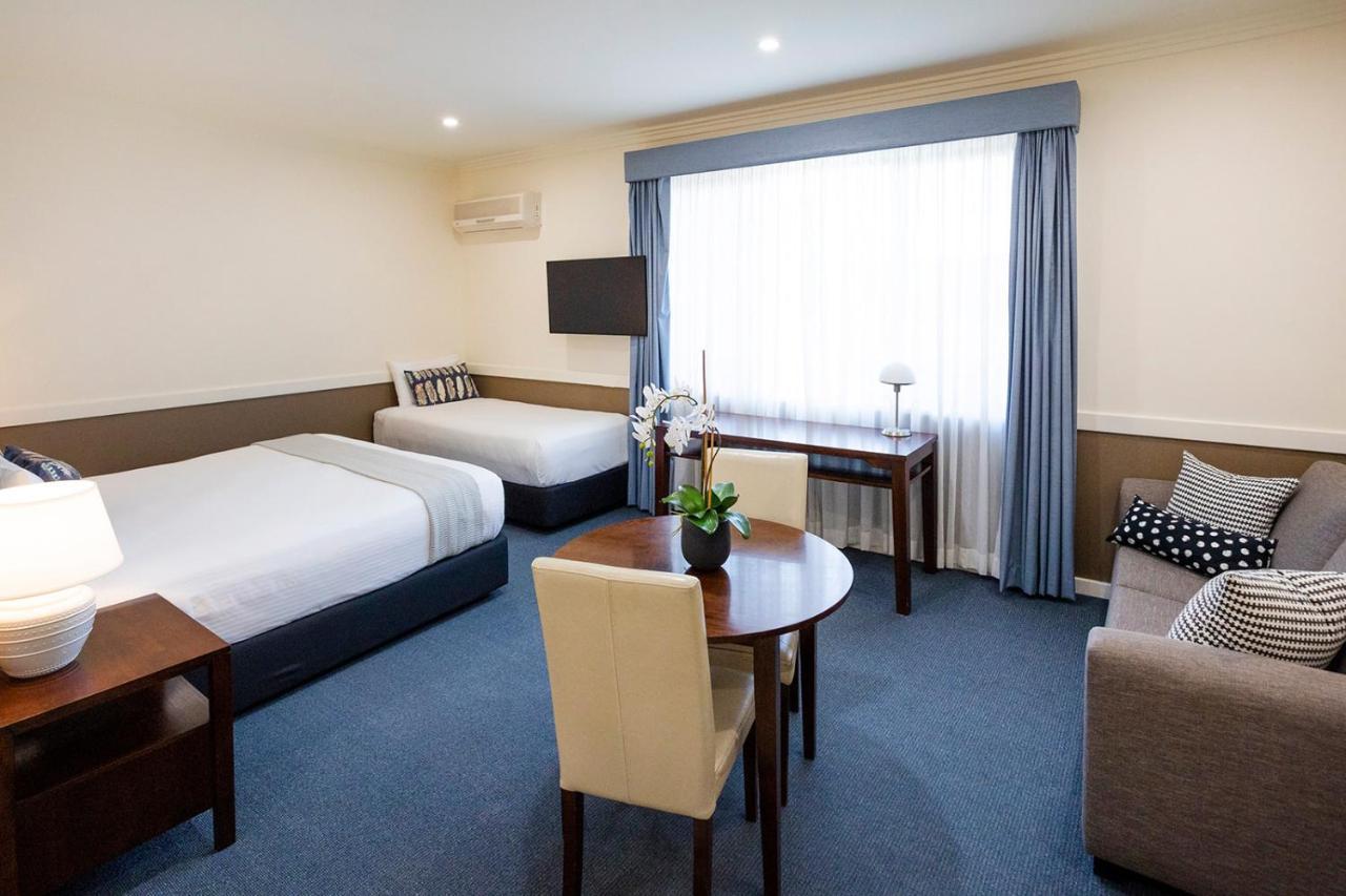 Hawkesbury Race Club Motel Windsor Bagian luar foto A room at the hotel