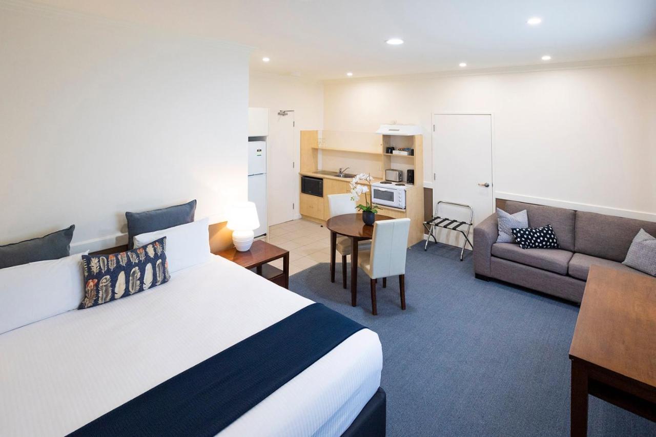 Hawkesbury Race Club Motel Windsor Bagian luar foto A typical studio apartment