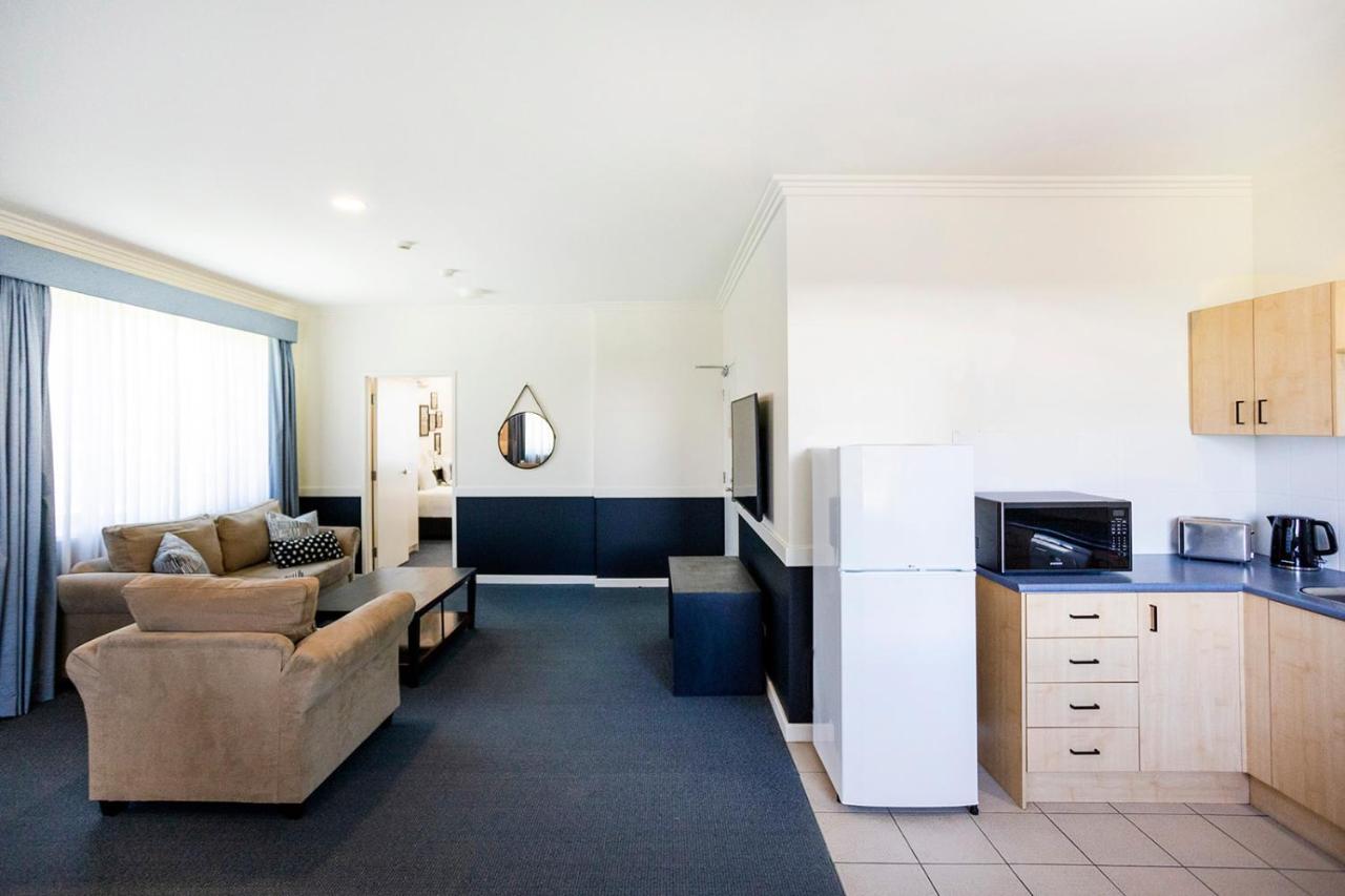 Hawkesbury Race Club Motel Windsor Bagian luar foto A typical studio apartment