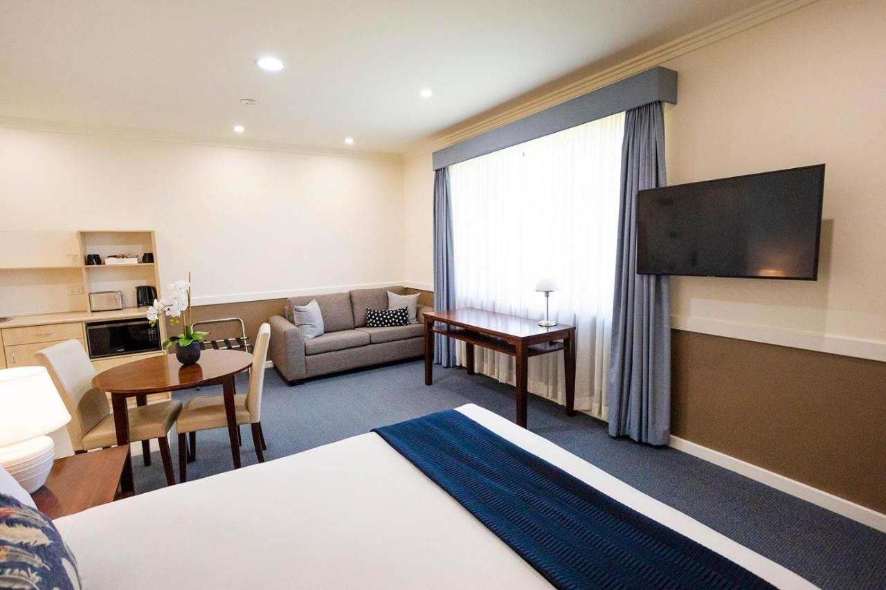 Hawkesbury Race Club Motel Windsor Bagian luar foto A suite at the hotel