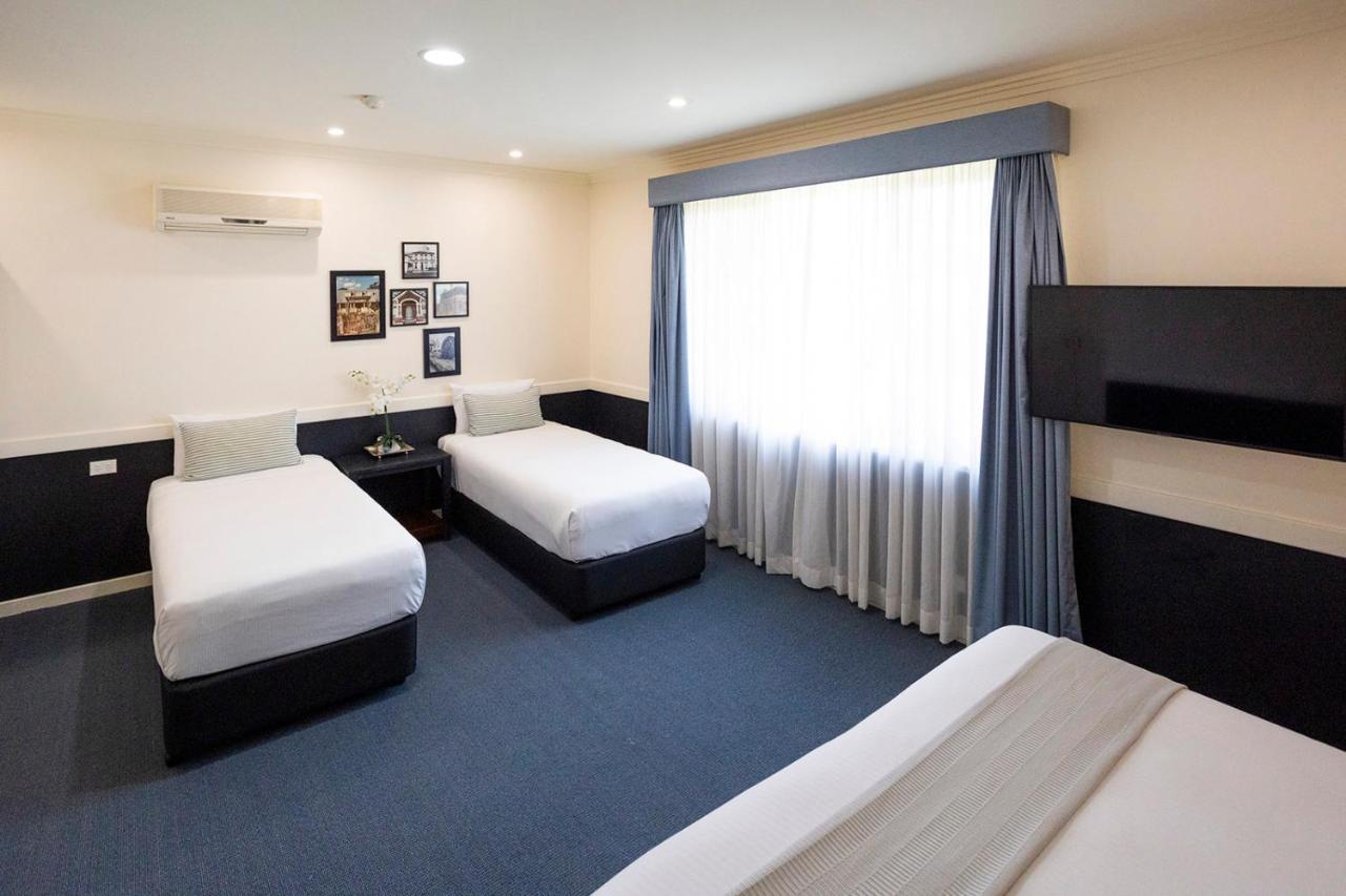 Hawkesbury Race Club Motel Windsor Bagian luar foto A typical room at the hotel