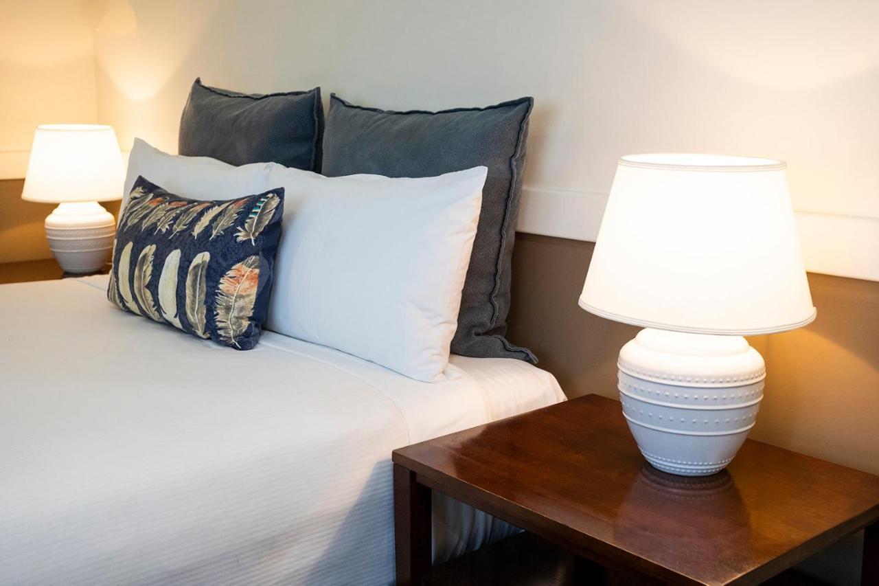 Hawkesbury Race Club Motel Windsor Bagian luar foto A bed with pillows