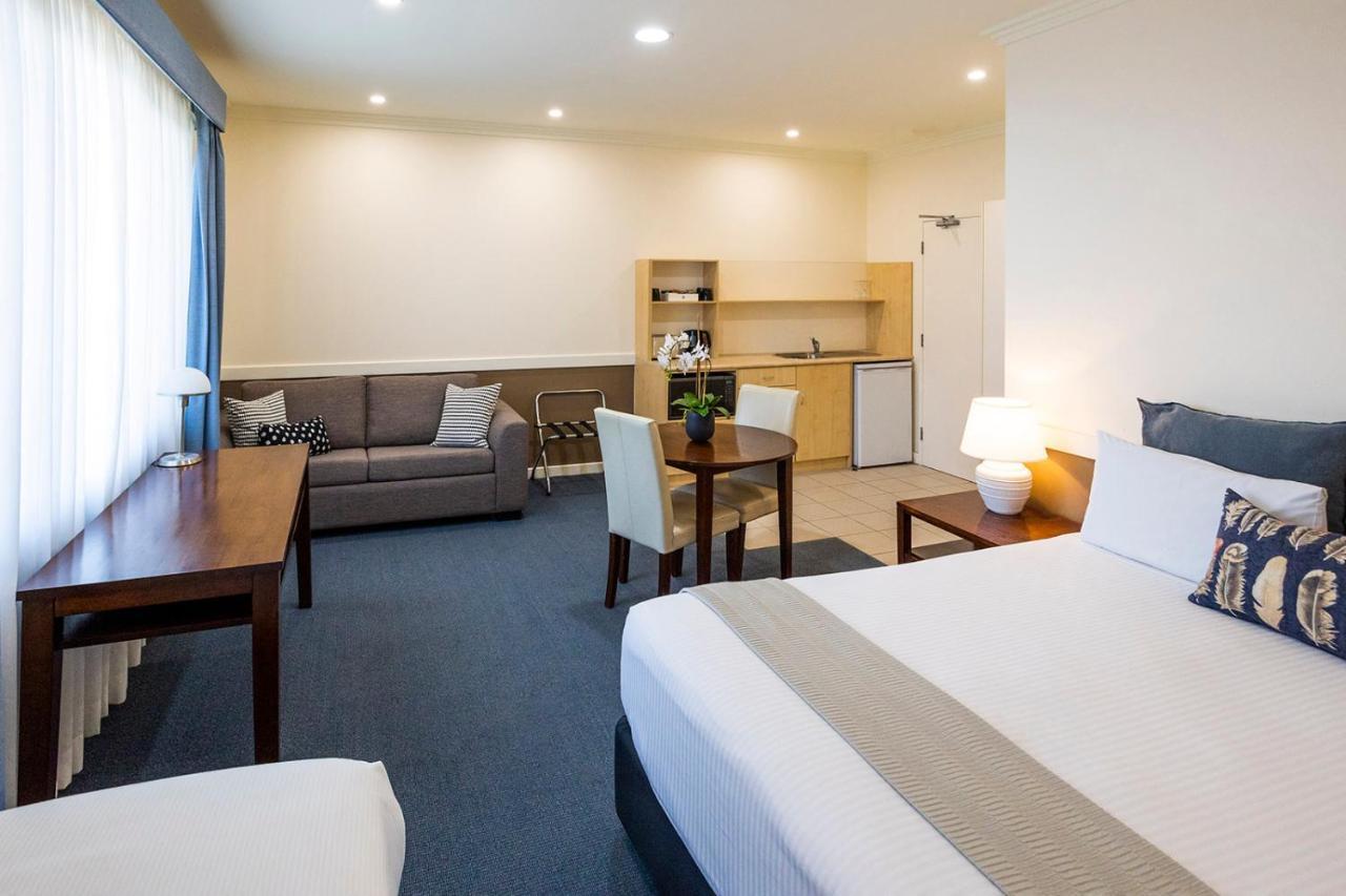 Hawkesbury Race Club Motel Windsor Bagian luar foto A typical Studio