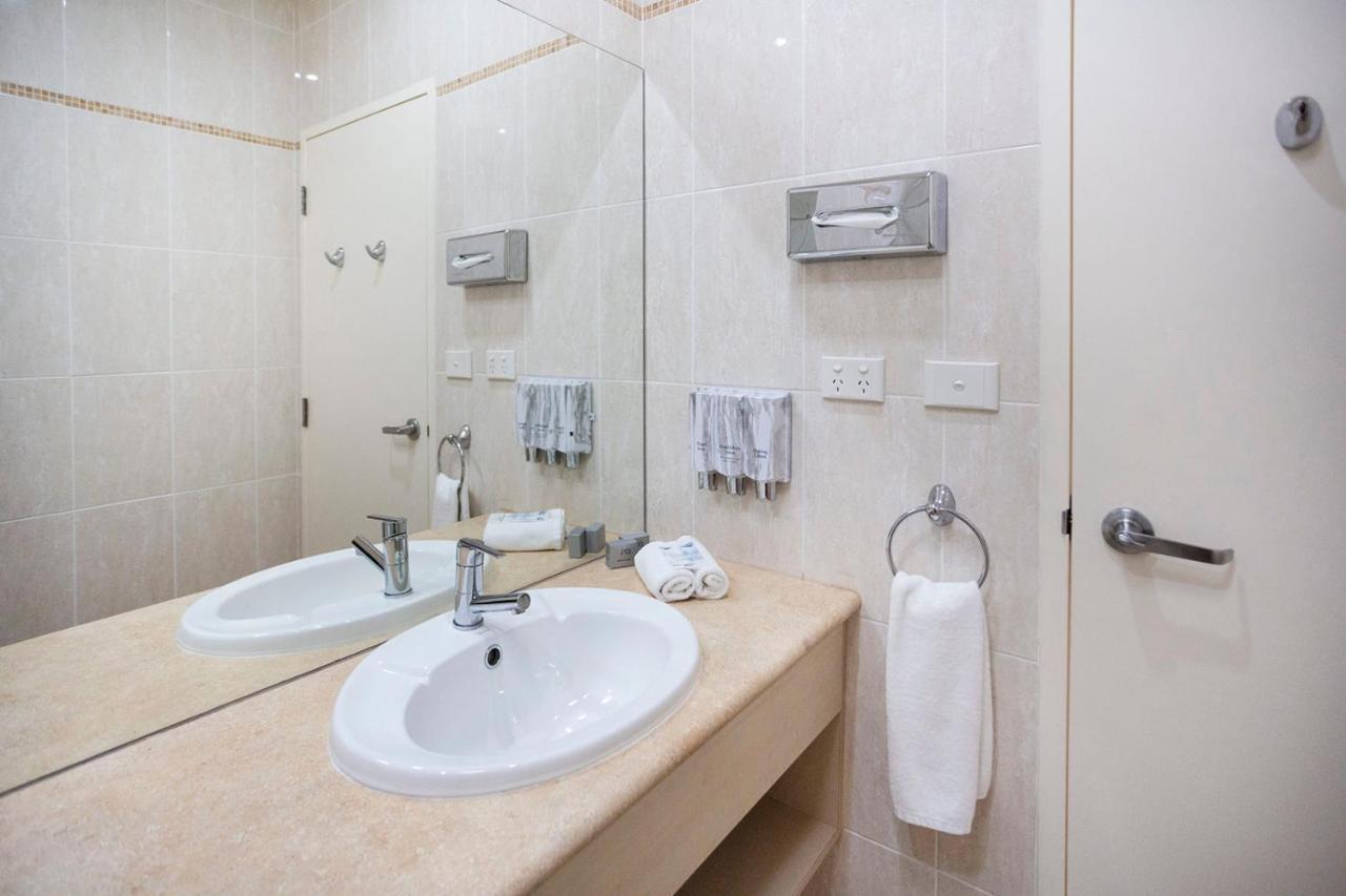 Hawkesbury Race Club Motel Windsor Bagian luar foto Bathroom