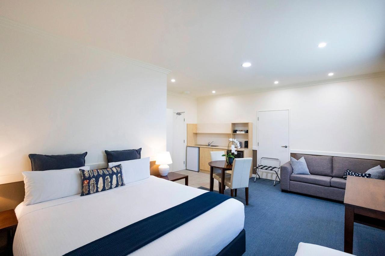 Hawkesbury Race Club Motel Windsor Bagian luar foto A typical studio apartment