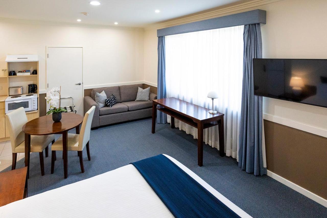 Hawkesbury Race Club Motel Windsor Bagian luar foto A suite at the hotel