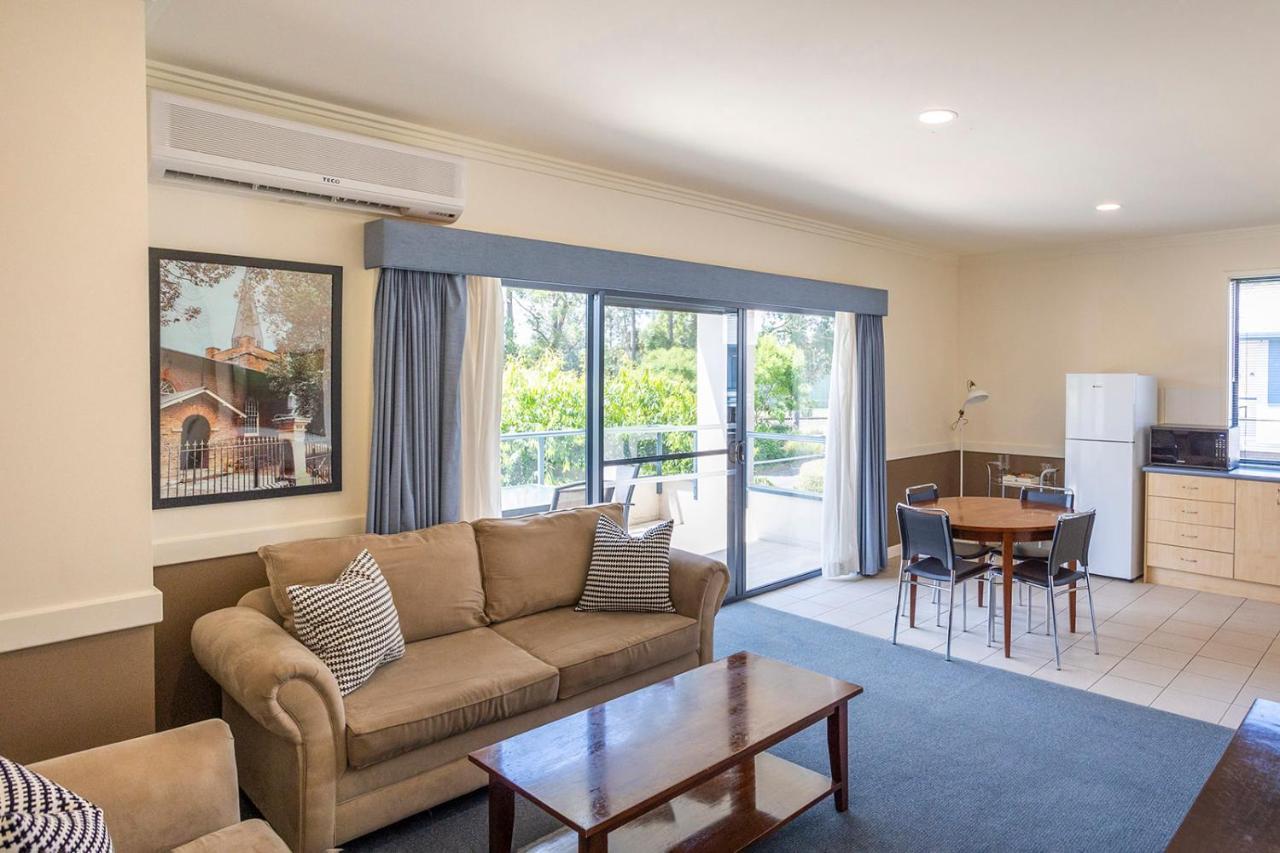 Hawkesbury Race Club Motel Windsor Bagian luar foto A typical apartment at the University of Western Australia