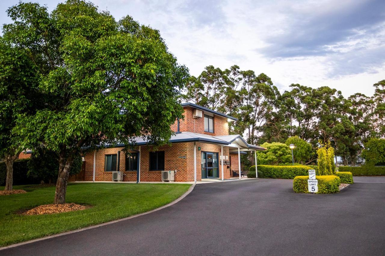 Hawkesbury Race Club Motel Windsor Bagian luar foto The main entrance to the school
