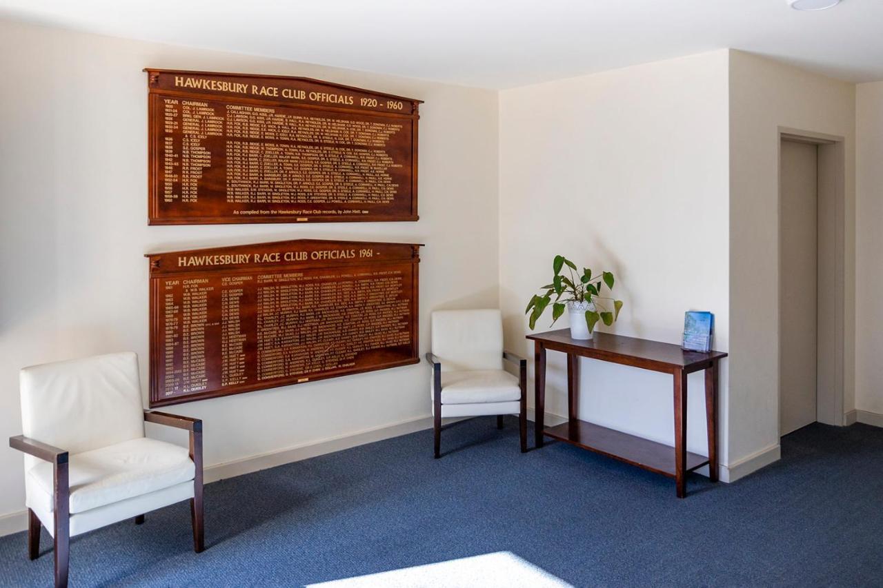 Hawkesbury Race Club Motel Windsor Bagian luar foto Club Honours Boards