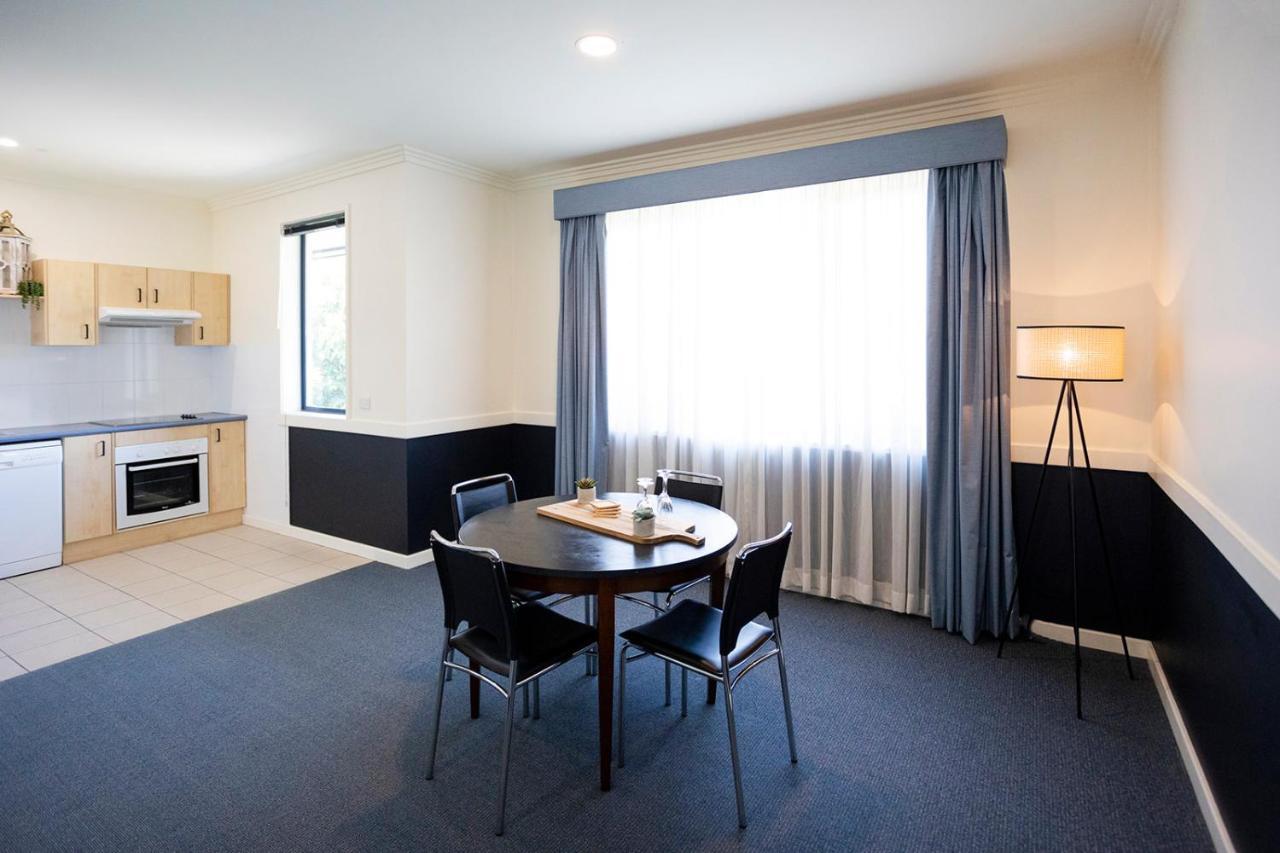Hawkesbury Race Club Motel Windsor Bagian luar foto A typical apartment at the University of Western Australia