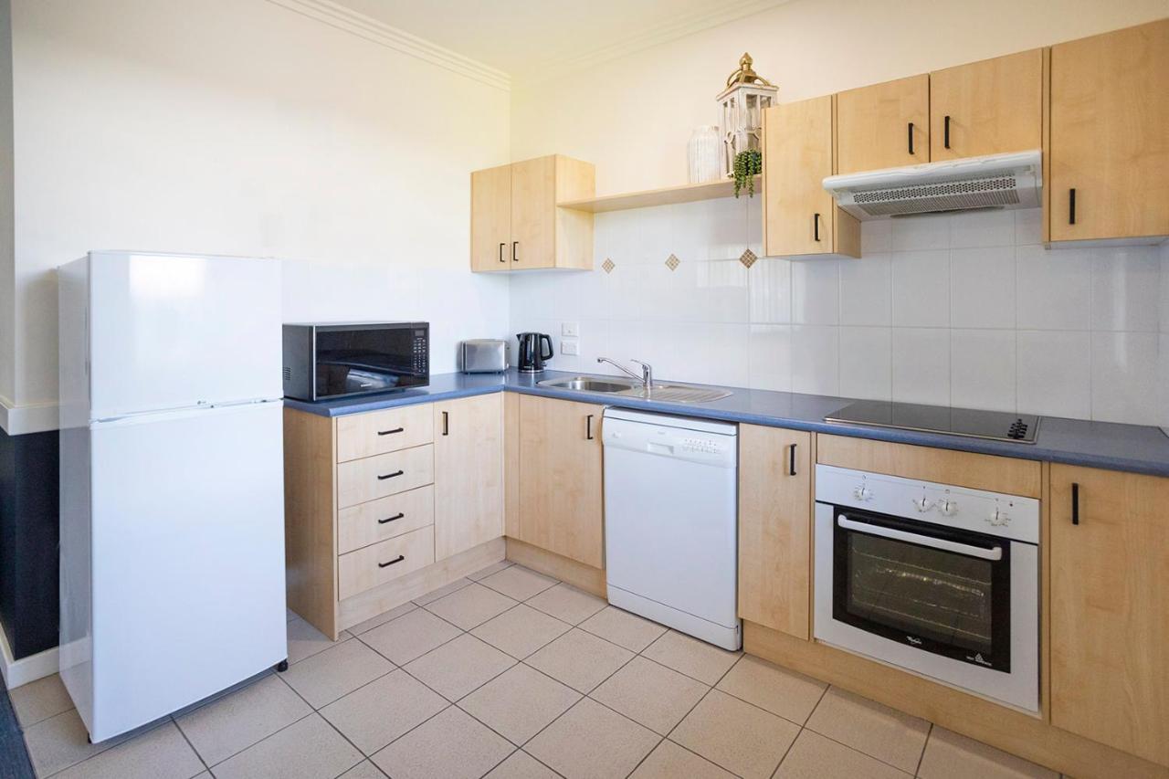 Hawkesbury Race Club Motel Windsor Bagian luar foto A typical kitchen in a student apartment
