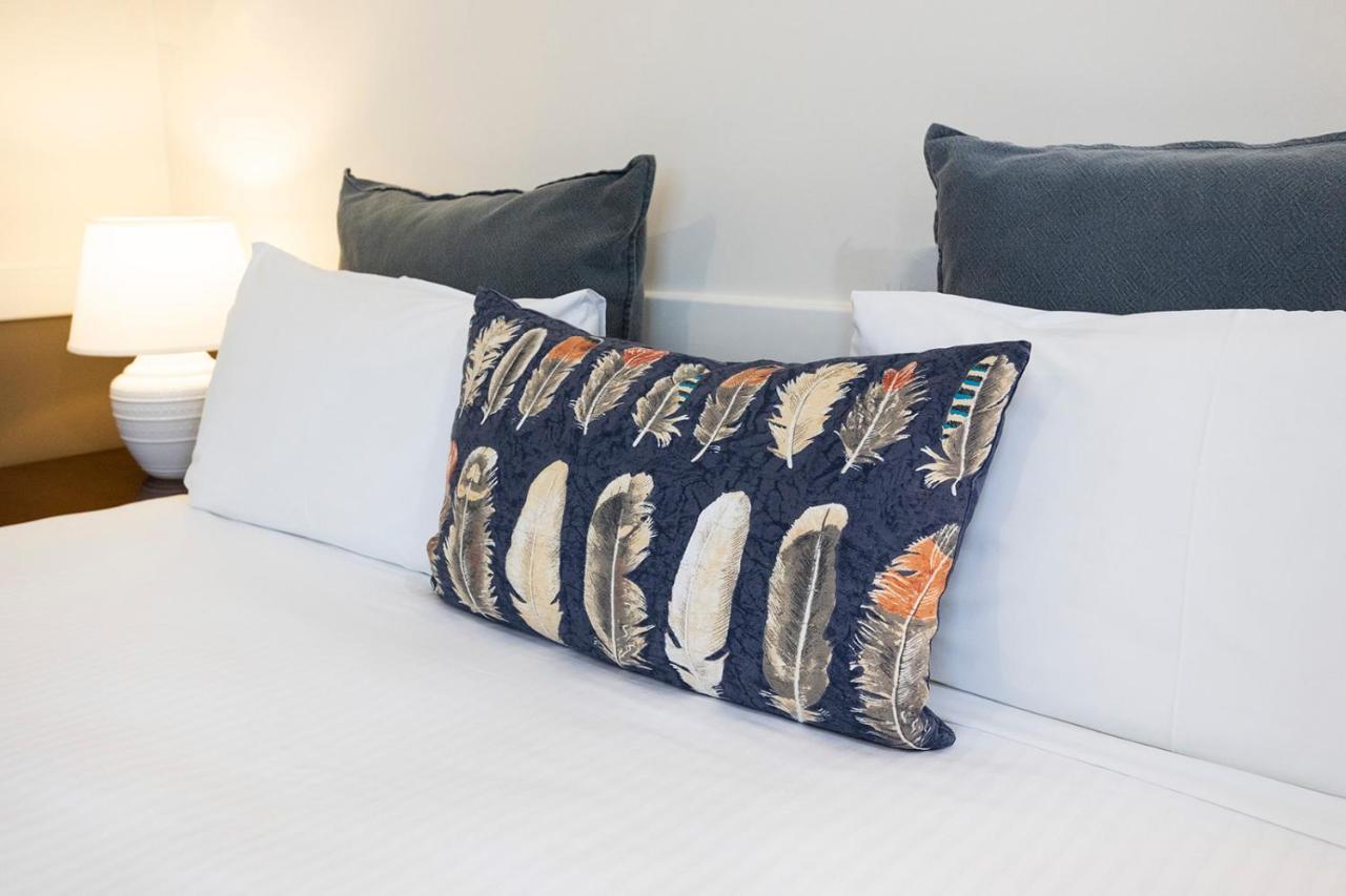 Hawkesbury Race Club Motel Windsor Bagian luar foto A decorative pillow