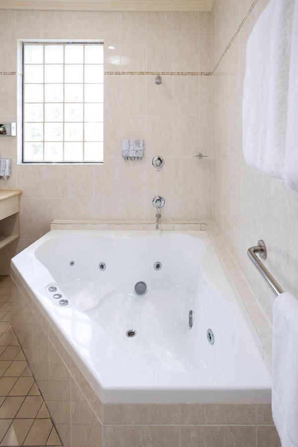 Hawkesbury Race Club Motel Windsor Bagian luar foto A whirlpool bathtub