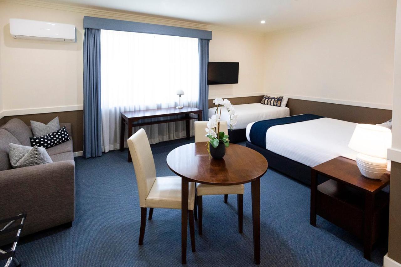 Hawkesbury Race Club Motel Windsor Bagian luar foto A room at the hotel