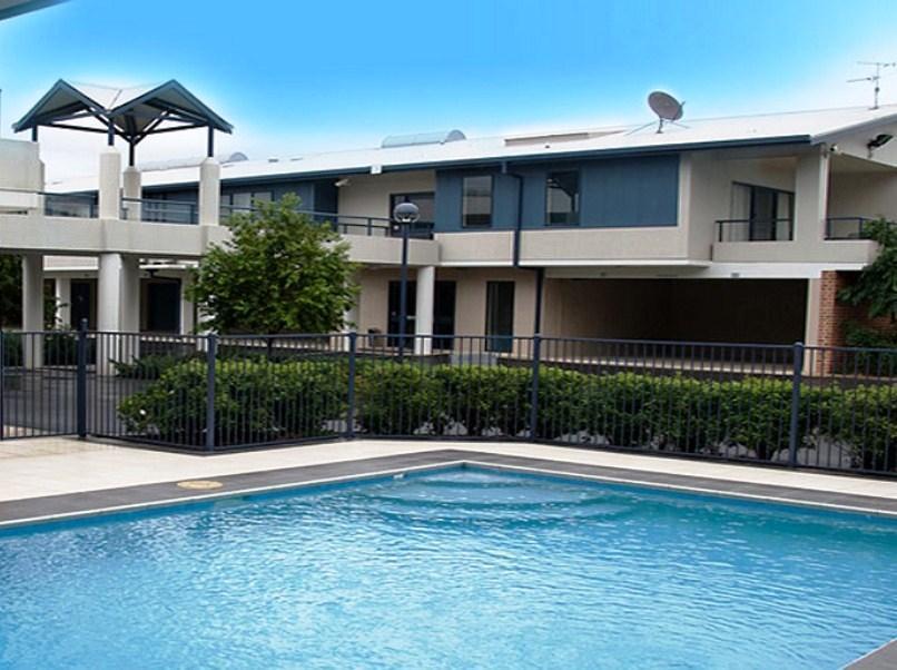 Hawkesbury Race Club Motel Windsor Bagian luar foto A pool at a townhouse complex in Australia