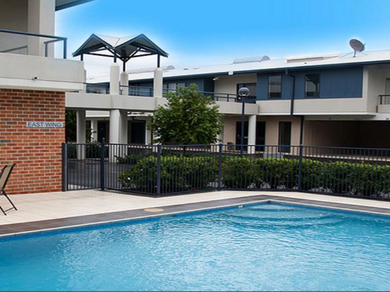 Hawkesbury Race Club Motel Windsor Bagian luar foto The swimming pool at the complex